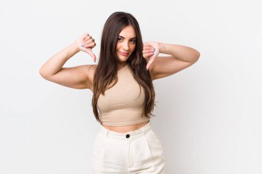 Genç, güzel bir kadın üzgün, hayal kırıklığına uğramış ya da kızgın görünüyor. Anlaşmazlıkta baş parmaklarını gösteriyor. Hayal kırıklığına uğramış hissediyor.