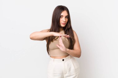 Genç ve güzel bir kadın ciddi, sert, kızgın ve hoşnutsuz görünüyor.