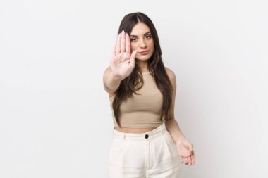 Genç ve güzel bir kadın ciddi, sert, hoşnutsuz ve kızgın görünüyor.