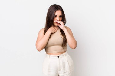 Gırtlağı ağrıyan ve grip belirtileri gösteren, ağzı kapalı öksüren genç ve güzel bir kadın.