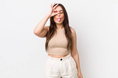 Genç ve güzel bir kadın mutlu bir şekilde gülümsüyor, şaka yapıyor ve gözetleme deliğinden bakıyor, sırları gözetliyor.