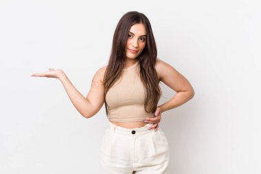 Genç, güzel bir kadın gülümsüyor, kendinden emin, başarılı ve mutlu hissediyor, fotokopi alanında fikir veya konsept gösteriyor.