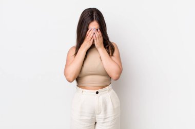 Genç, güzel bir kadın üzgün, hayal kırıklığına uğramış, gergin ve depresif hissediyor. İki eliyle yüzünü kapatıyor, ağlıyor.