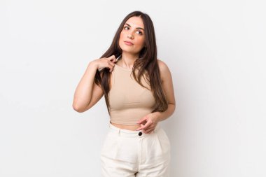 Genç, güzel bir kadın stresli, endişeli, yorgun ve hayal kırıklığına uğramış, gömleğini çekiştirmiş, sorunlu görünüyor.