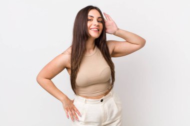 Genç, güzel bir kadın gülümsüyor, tuhaf bir şekilde yan tarafa bakıyor, dedikoduları dinlemeye ya da bir sırrı duymaya çalışıyor.