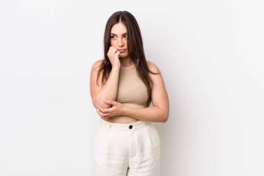 Genç ve güzel bir kadın ciddi, düşünceli ve endişeli, elleri çenesine bastırılmış bir şekilde yan bakıyor.