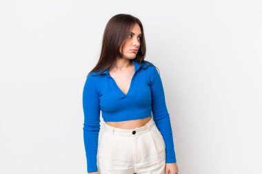 Genç, güzel bir kadın üzgün, üzgün ya da kızgın ve olumsuz bir tavır takınıyor, anlaşmazlık içinde kaşlarını çatıyor.