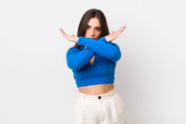 Genç ve güzel bir kadın senin bu tavırlarından rahatsız ve bıkkın görünüyor. Yeter artık! Eller önde çapraz, durmanı söylüyor.