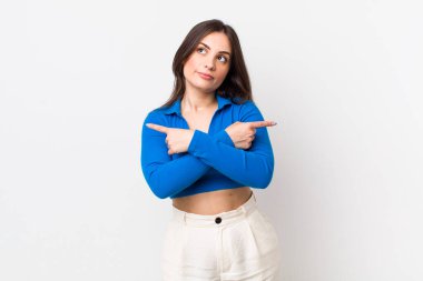 Kafası karışmış, güvensiz ve şüpheyle zıt yönlere bakan güzel bir kadın.