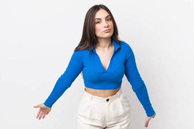 Genç ve güzel bir kadın bilgisiz ve kafası karışmış hissediyor, hiçbir fikri yok, aptal ya da aptal bir bakışla tamamen kafası karışmış.