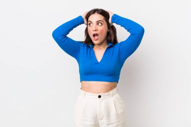 Genç ve güzel bir kadın, ağzı açık, korkunç ve şok olmuş görünüyor, korkunç bir hata yüzünden, el ele tutuşuyor.