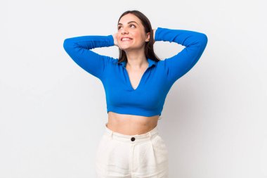 Genç ve güzel bir kadın gülümsüyor ve rahatlıyor, tatmin oluyor ve kaygısız, neşeli ve rahatlatıcı.