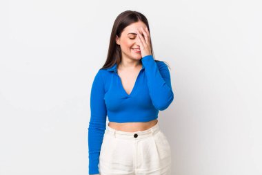 Genç ve güzel bir kadın gülüyor ve alnına şaplak atıyor. Unuttum ya da aptalca bir hataydı. 