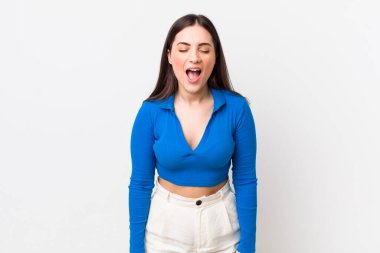 Genç ve güzel bir kadın agresif bir şekilde bağırıyor, kızgın, sinirli, öfkeli ya da sinirli görünüyor.