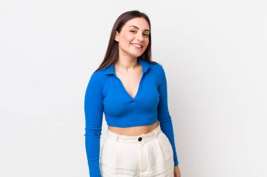 Genç, güzel bir kadın, büyük, dostane, kaygısız bir gülümsemesi var, pozitif, rahat ve mutlu görünüyor, ürpertici.