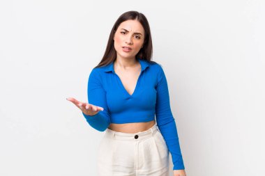 Genç ve güzel bir kadın sinirli, sinirli ve hayal kırıklığına uğramış görünüyor. Senin neyin var? 