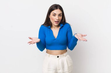 Genç ve güzel bir kadın ağzı açık ve şaşırmış, şok olmuş ve hayrete düşmüş inanılmaz bir sürprizle