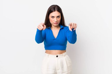 Genç ve güzel bir kadın kameraya iki parmağıyla ve kızgın bir ifadeyle sana görevini yapmanı söylüyor.