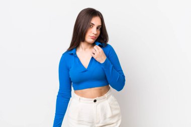 Genç ve güzel bir kadın kibirli, başarılı, pozitif ve gururlu görünüyor.