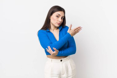 Genç ve güzel bir kadın kafası karışık ve bilgisiz, şüpheli bir açıklama ya da düşünceyi merak ediyor.