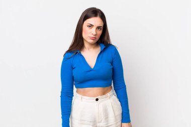 Genç ve güzel bir kadın üzgün ve mızmızlanıyor, mutsuz bir bakışla, negatif ve hayal kırıklığına uğramış bir tavırla ağlıyor.