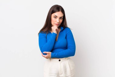 Genç, güzel bir kadın ciddi görünüyor, kafası karışık, kararsız ve düşünceli, seçenekler ve seçimler arasında şüpheci.