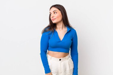 Genç, güzel bir kadın merak ediyor, mutlu düşünceler ve fikirler düşünüyor, hayal kuruyor, kenarda yer arıyor.