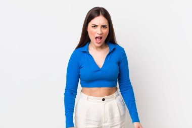 Genç ve güzel bir kadın korkmuş ve şok olmuş hissediyor, ağzı açık bir şekilde şaşkınlık içinde.