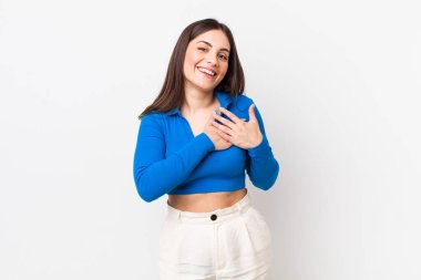 Genç, güzel bir kadın romantik, mutlu ve aşık, neşeyle gülümseyen ve kalbe yakın el ele tutuşan