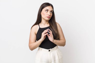 Genç, güzel bir kadın entrika çeviriyor, komplo kuruyor, sinsi hileler ve hileler düşünüyor, kurnaz ve ihanet ediyor.