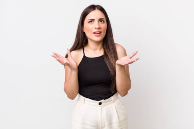 Genç ve güzel bir kadın umutsuz ve hayal kırıklığına uğramış görünüyor, stresli, mutsuz ve sinirli, bağırıyor ve çığlık atıyor.