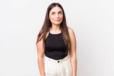 Genç ve güzel bir kadın şapşal ve komik görünüyor. Şaşı bakışlı, şakacı ve şakacı.