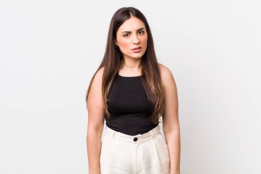 Genç, güzel bir kadın şaşkın ve şaşkın hissediyor, aptal, sersemlemiş bir ifadeyle beklenmedik bir şeye bakıyor.