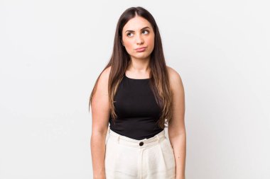 Genç ve güzel bir kadın kafası karışık ve kuşkulu, merak ediyor ya da karar vermeye çalışıyor.