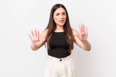 Genç, güzel bir kadın sersemlemiş ve korkmuş hissediyor. Korkutucu bir şeyden korkuyor. Elleri açık ve uzak durun diyor.