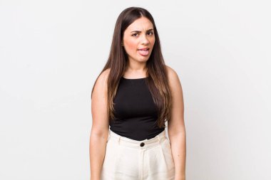 Genç ve güzel bir kadın, tiksinmiş ve rahatsız olmuş hissediyor. Dilini dışarı çıkarıyor, iğrenç ve iğrenç bir şeyden hoşlanmıyor.