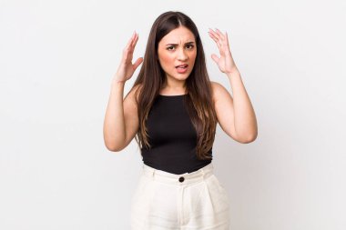 Genç ve güzel bir kadın ellerini havaya kaldırarak bağırıyor. Öfkeli, sinirli, stresli ve üzgün.