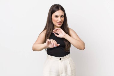 Genç, güzel bir kadın tiksinti ve mide bulantısı hissediyor. İğrenç, kokuşmuş ya da kötü kokan bir şeyden kaçıyor.