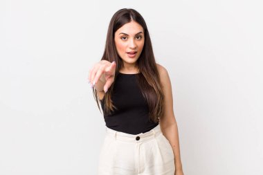 Genç, güzel bir kadın şaşkın ve şaşırmış hissediyor. Şaşırmış ve ağzı açık bir şekilde hayranlıkla yukarı bakıyor.