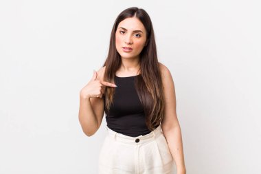 Kafası karışmış, kafası karışmış ve kendine güveni olmayan genç bir kadın kendini göstererek kim olduğunu soruyor, ben mi??