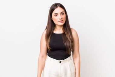 Genç, güzel bir kadın kendini cahil, kafası karışık ve hangi seçeneği seçeceği belirsiz hissederek sorunu çözmeye çalışıyor.