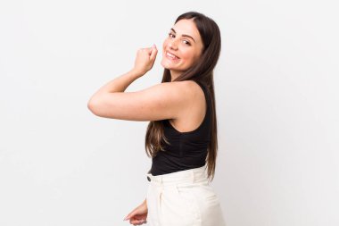 Genç, güzel bir kadın kendini mutlu, tatmin olmuş ve güçlü hissediyor, kaslı ve formda, spor salonundan sonra güçlü görünüyor.