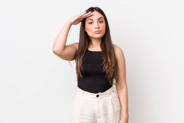 Genç ve güzel bir kadın saygı göstererek, onur ve vatanseverlik adına kameraya selam veriyor.