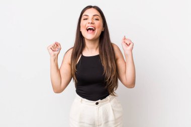 Genç ve güzel bir kadın öfkeli bir ifadeyle ya da yumruklarıyla başarıyı kutlarken agresif bir şekilde bağırıyor.
