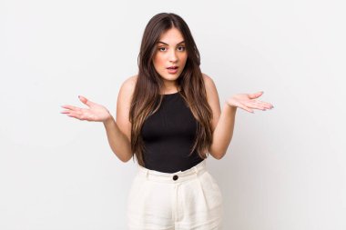 Genç ve güzel bir kadın son derece şaşkın ve şaşırmış, endişeli ve panik içinde, stresli ve dehşete kapılmış bir bakışla