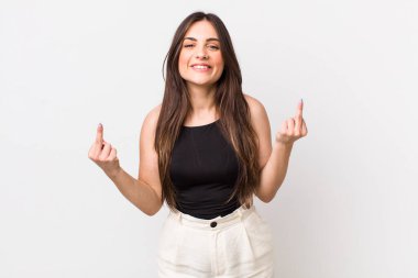 Genç, güzel bir kadın kışkırtıcı, agresif ve müstehcen hissediyor. İsyankar bir tavırla orta parmağını hareket ettiriyor.