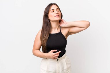 Genç ve güzel bir kadın stresli, hayal kırıklığına uğramış ve yorgun, endişeli ve sorunlu bir bakışla boynunu ovalıyor.