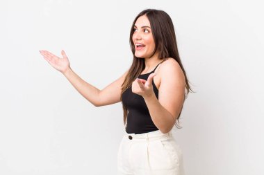 Genç, güzel bir kadın opera yapıyor ya da konserde şarkı söylüyor, romantik, sanatsal ve tutkulu hissediyor.