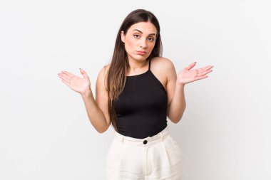 Genç ve güzel bir kadın şaşkın ve şaşkın hissediyor, doğru cevap ya da karardan emin değil, bir seçim yapmaya çalışıyor.