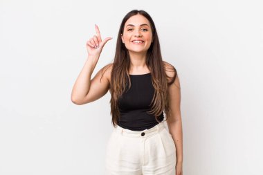 Genç ve güzel bir kadın bir fikri fark ettikten sonra mutlu ve heyecanlı bir dahi gibi hissediyor. Neşeli bir şekilde parmağını kaldırıyor.!